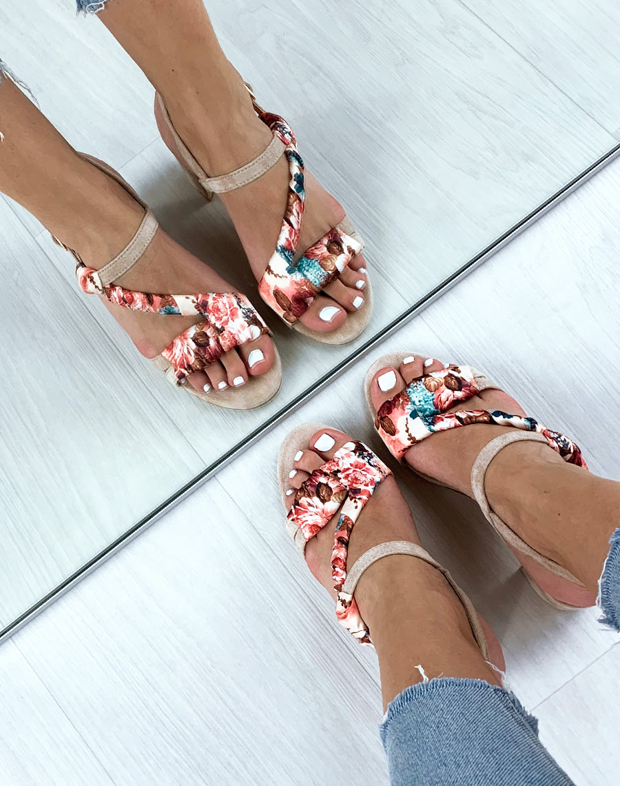 Sandales beiges à bride tressé d’un foulard imprimé