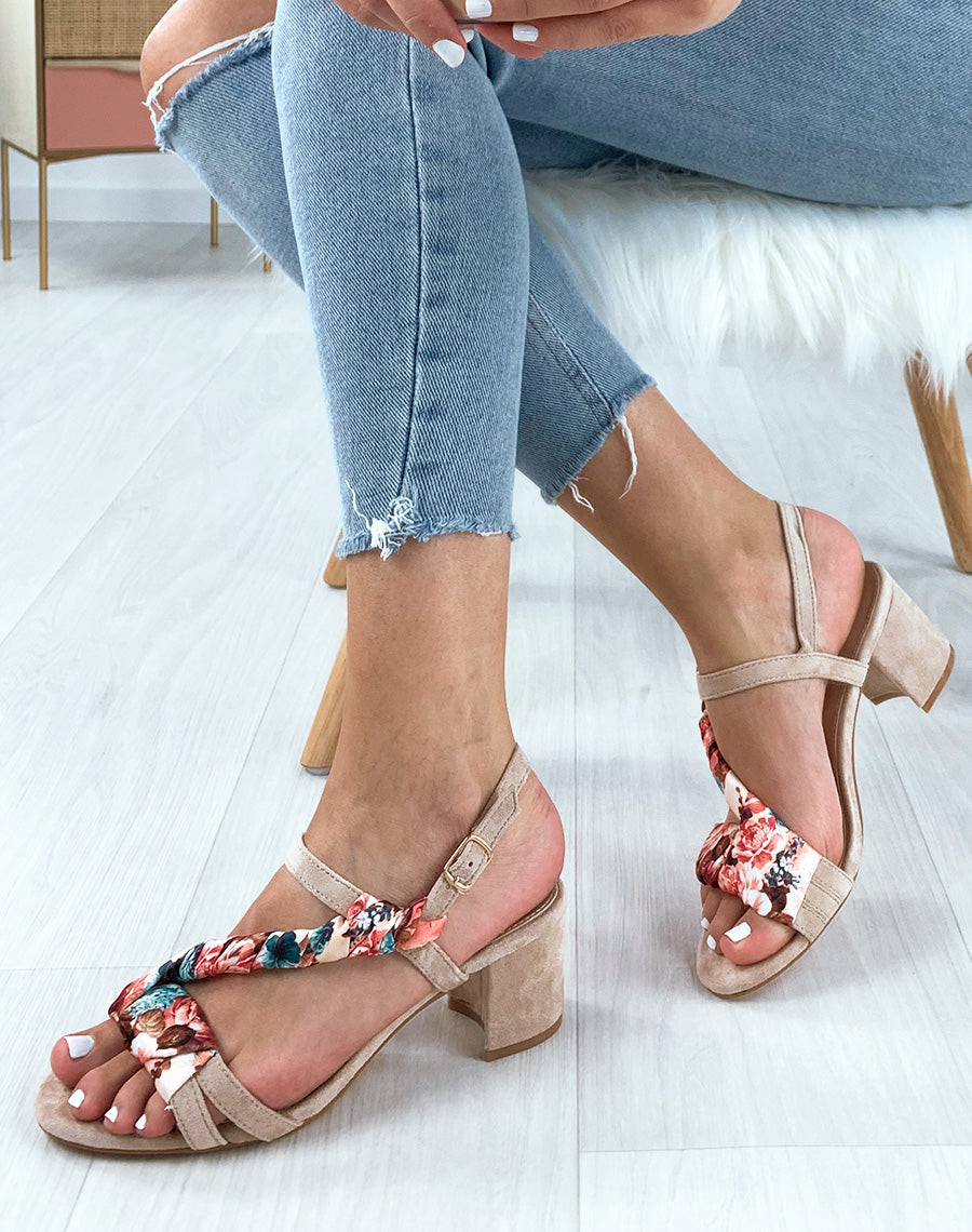 Sandales beiges à bride tressé d’un foulard imprimé