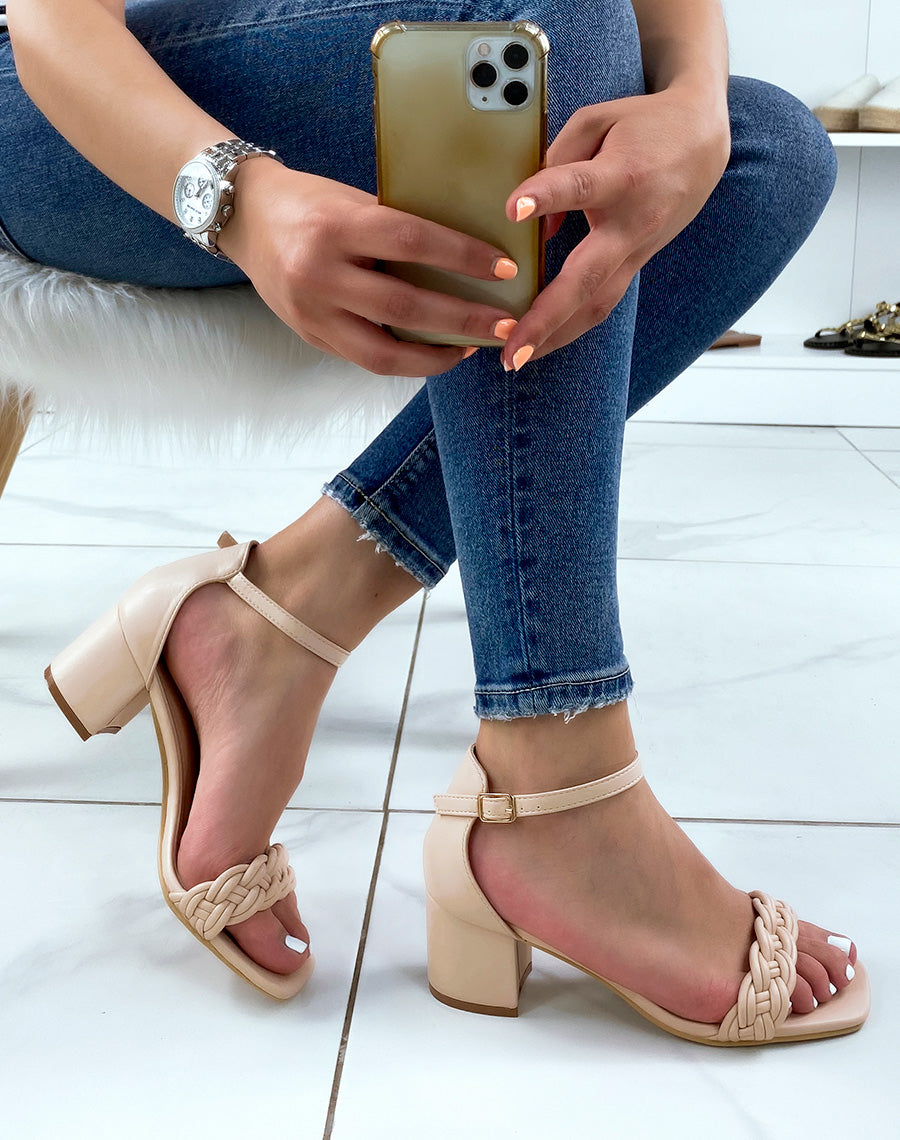 Sandales beiges à bride tressée et talon mi-haut