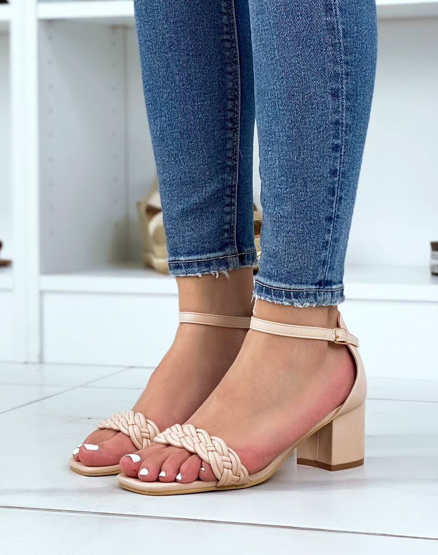 Sandales beiges à bride tressée et talon mi-haut