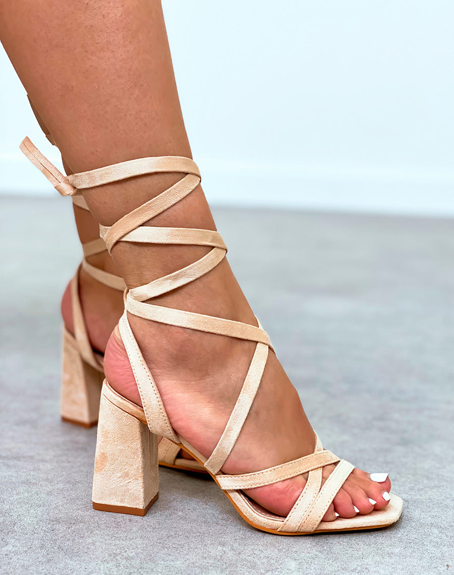Sandales beiges à brides fines croisées à lacet et à talon