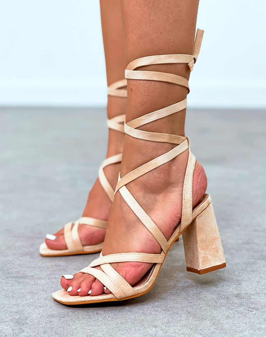 Sandales beiges à brides fines croisées à lacet et à talon