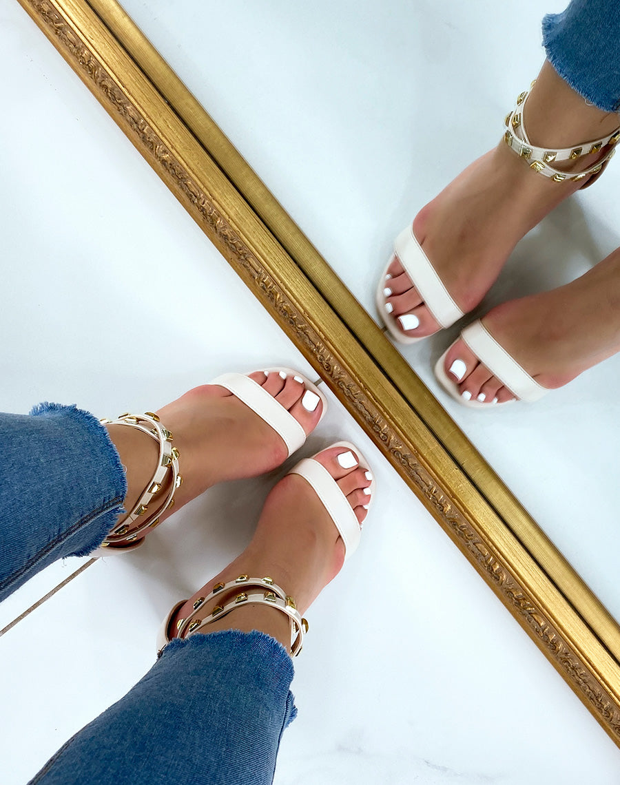 Sandales beiges cloutée à talon