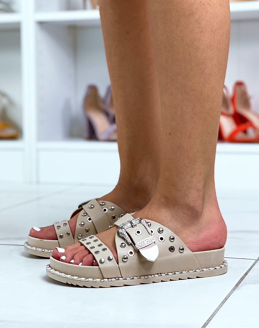 Sandales beiges cloutées à fermoir argenté