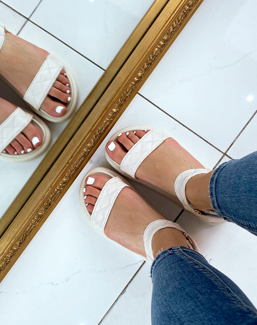 Sandales beiges à doubles brides matelassées