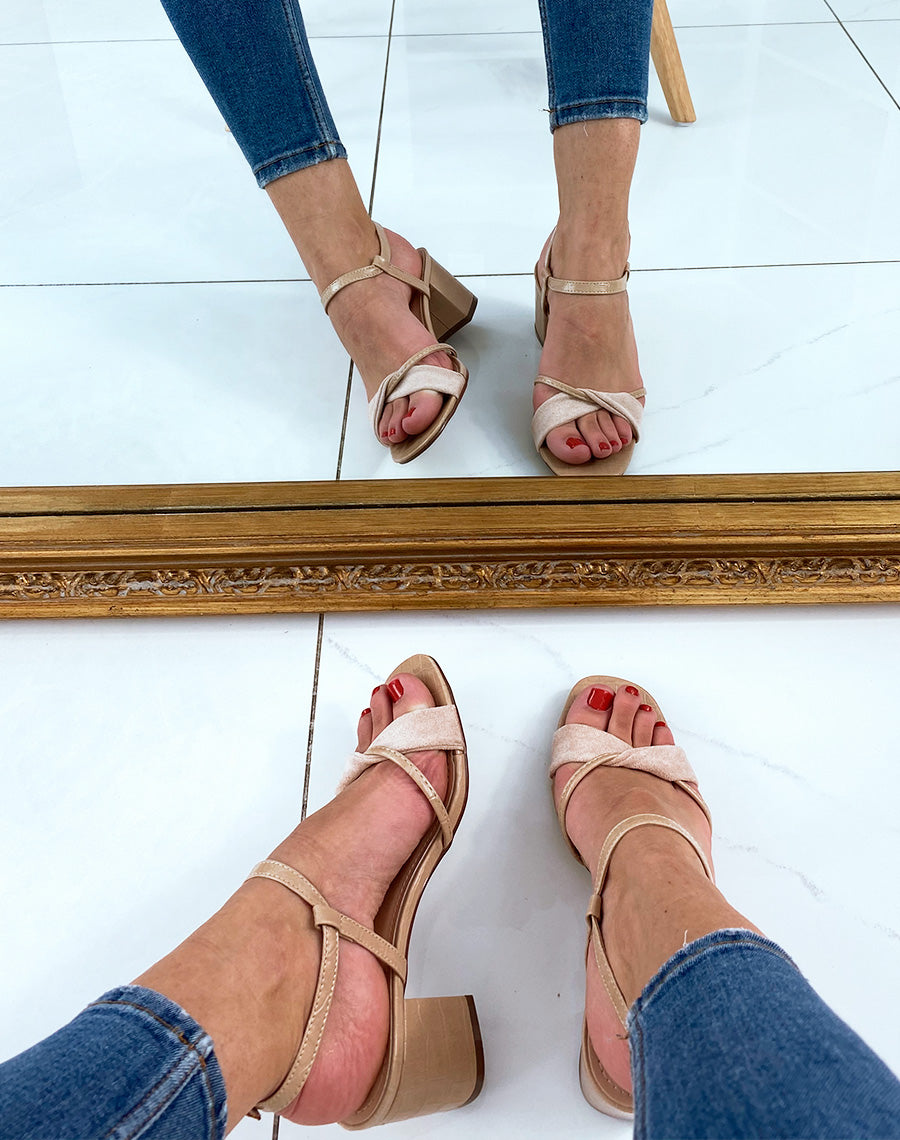 Sandales beiges effet croco à petit talon et à brides entrecroisées