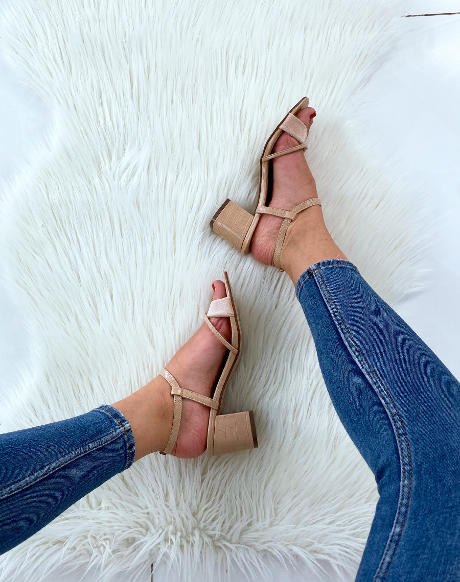 Sandales beiges effet croco à petit talon et à brides entrecroisées