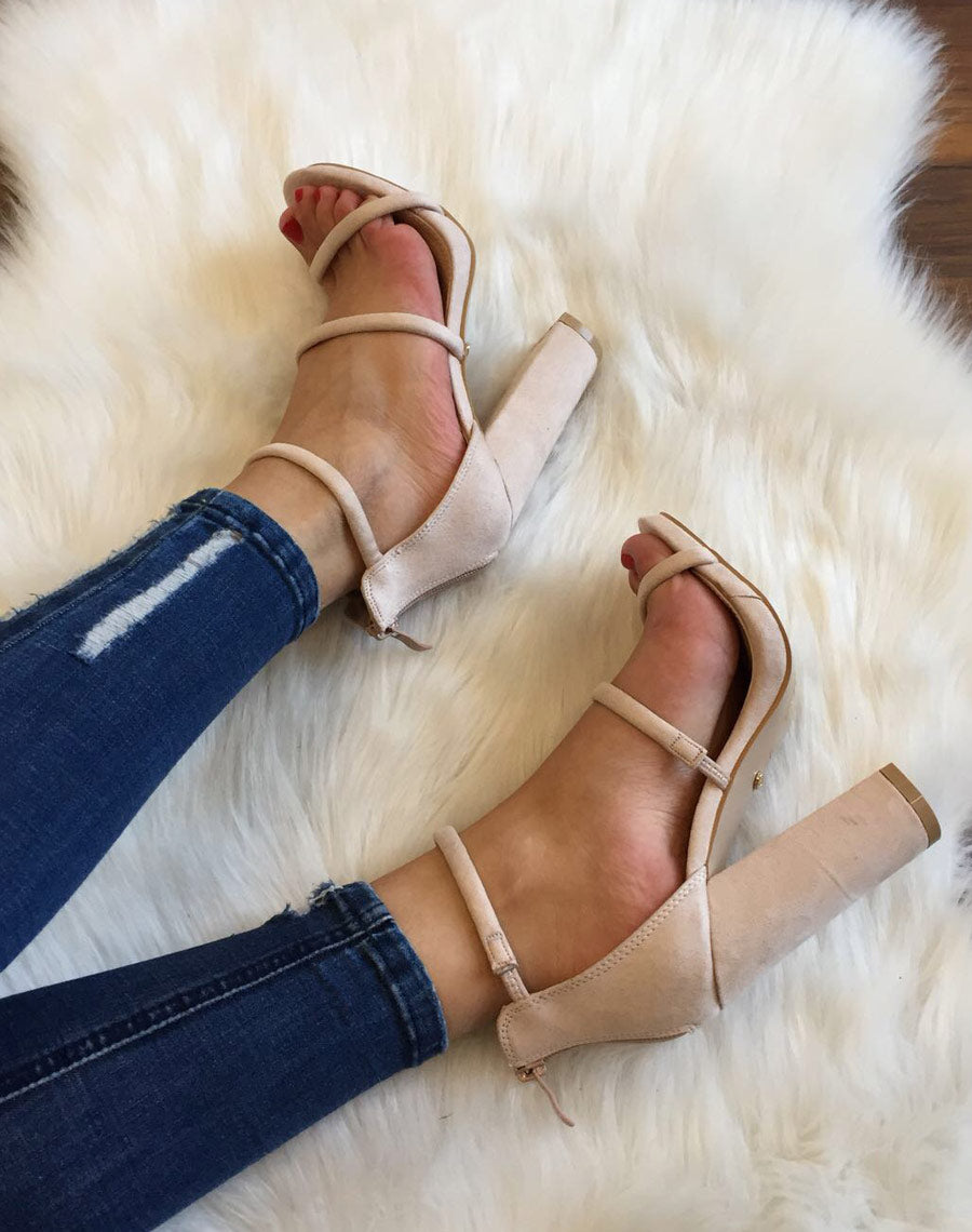 Sandales beiges en suédine et à talons épais