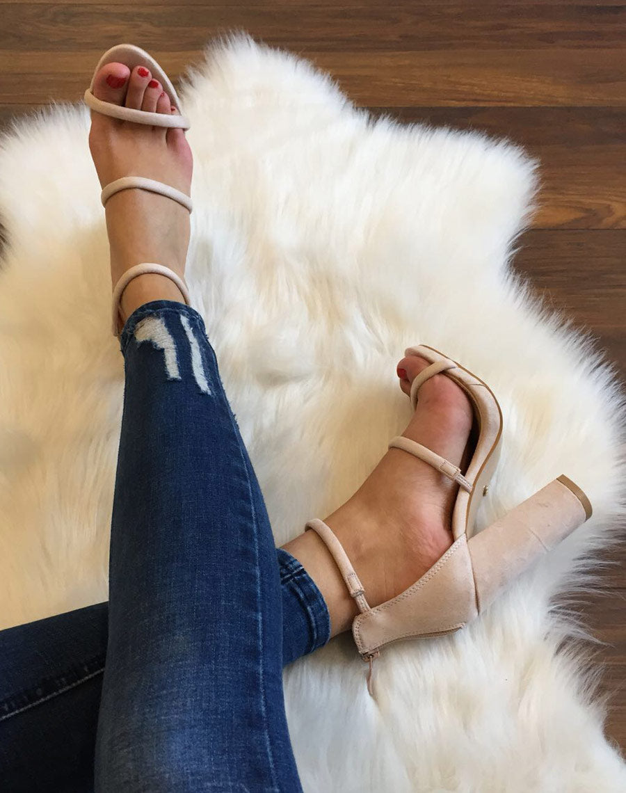 Sandales beiges en suédine et à talons épais