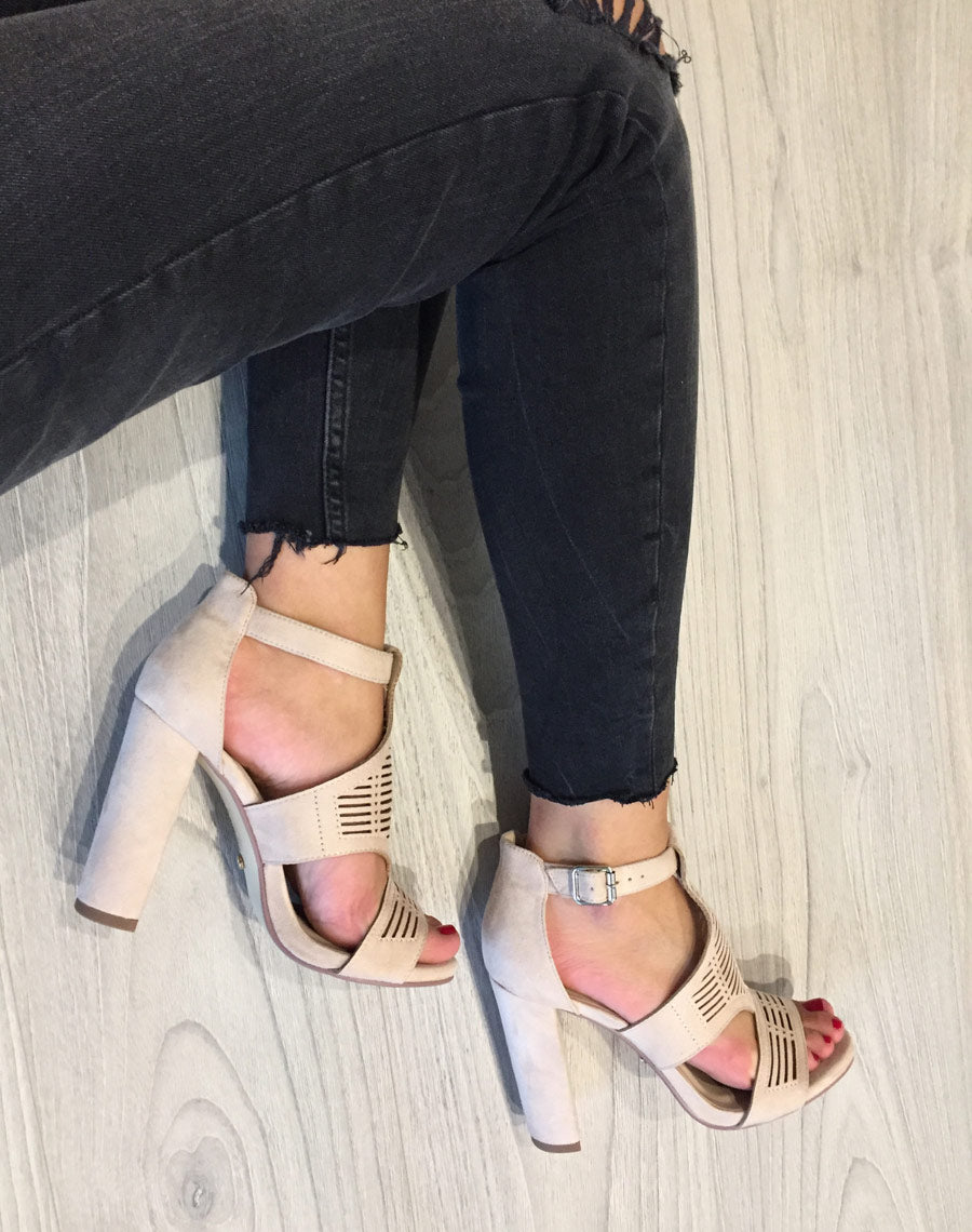 Sandales beiges en suédine à gros talons