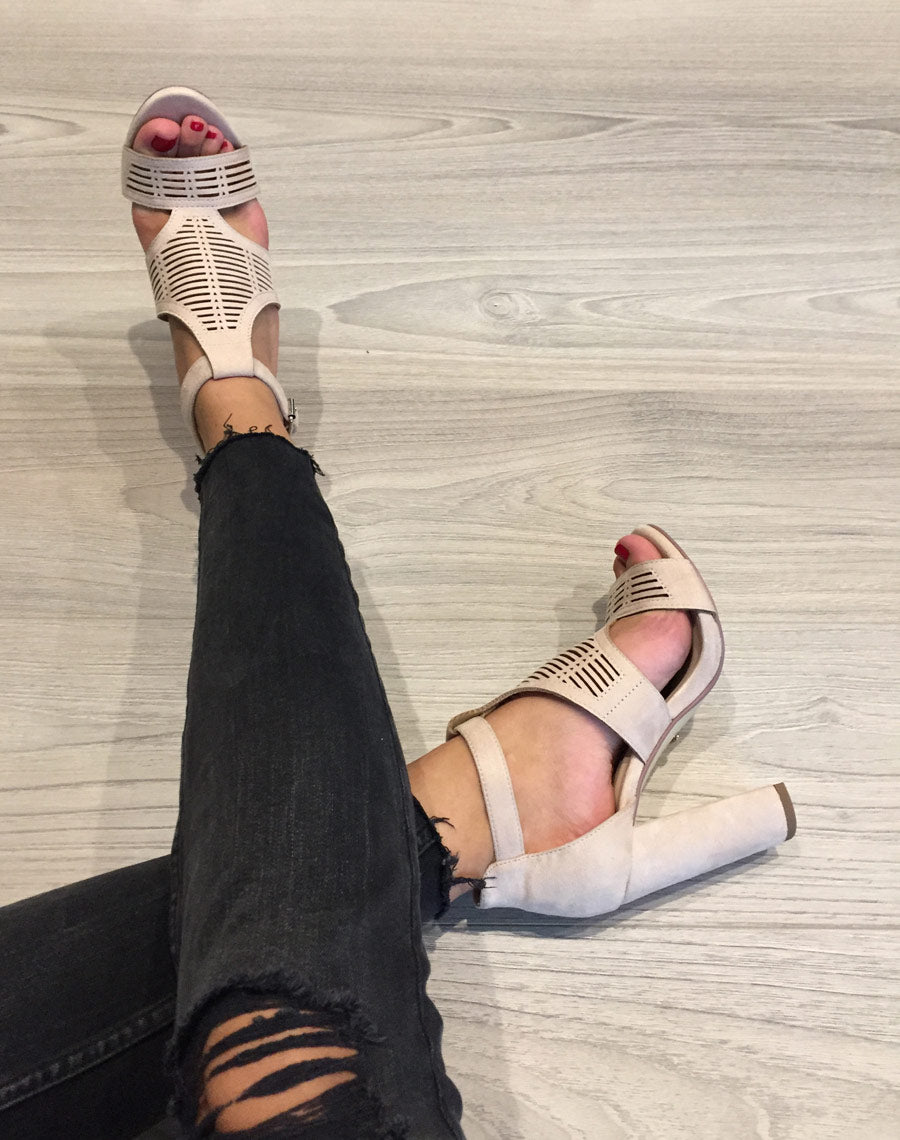 Sandales beiges en suédine à gros talons