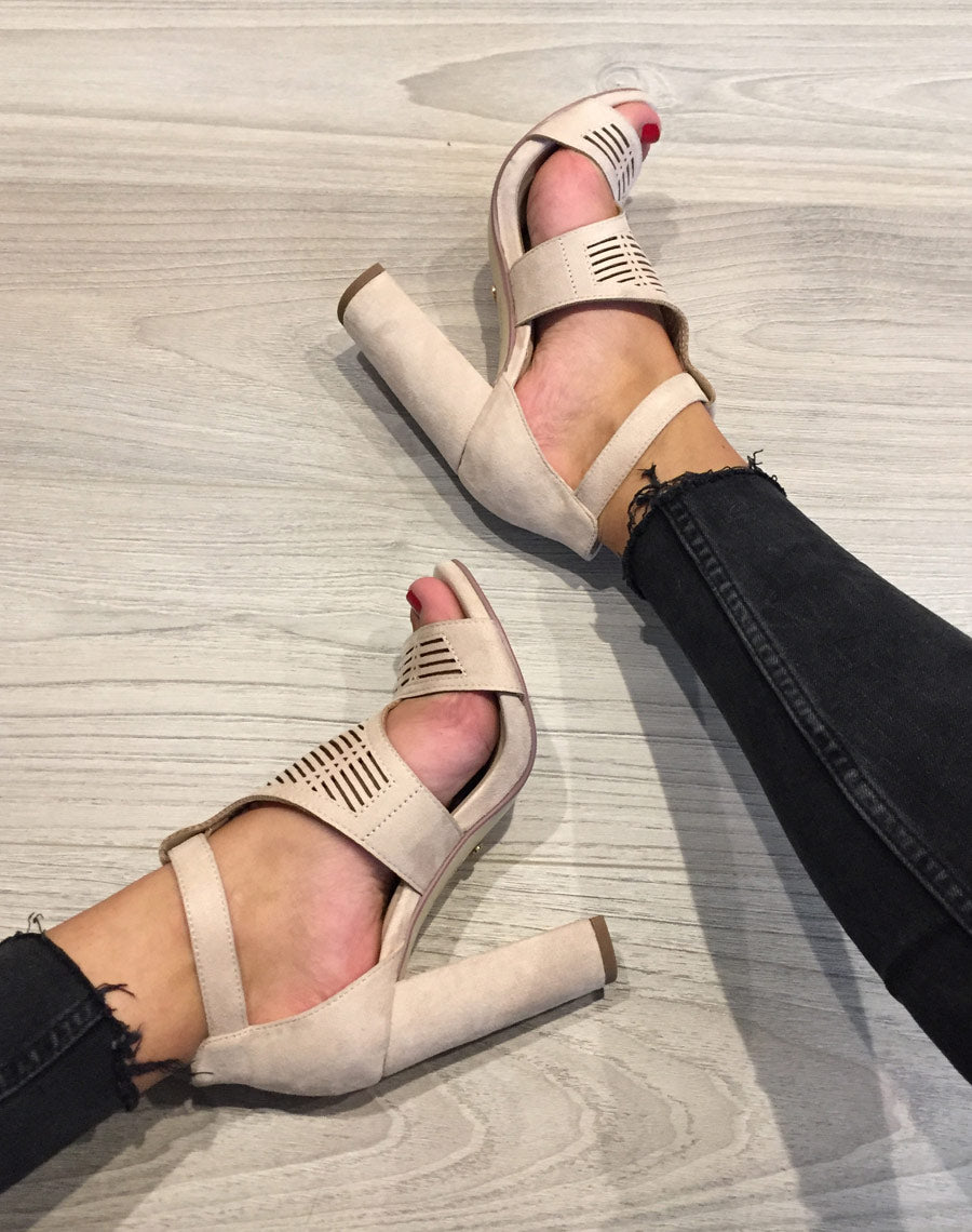 Sandales beiges en suédine à gros talons