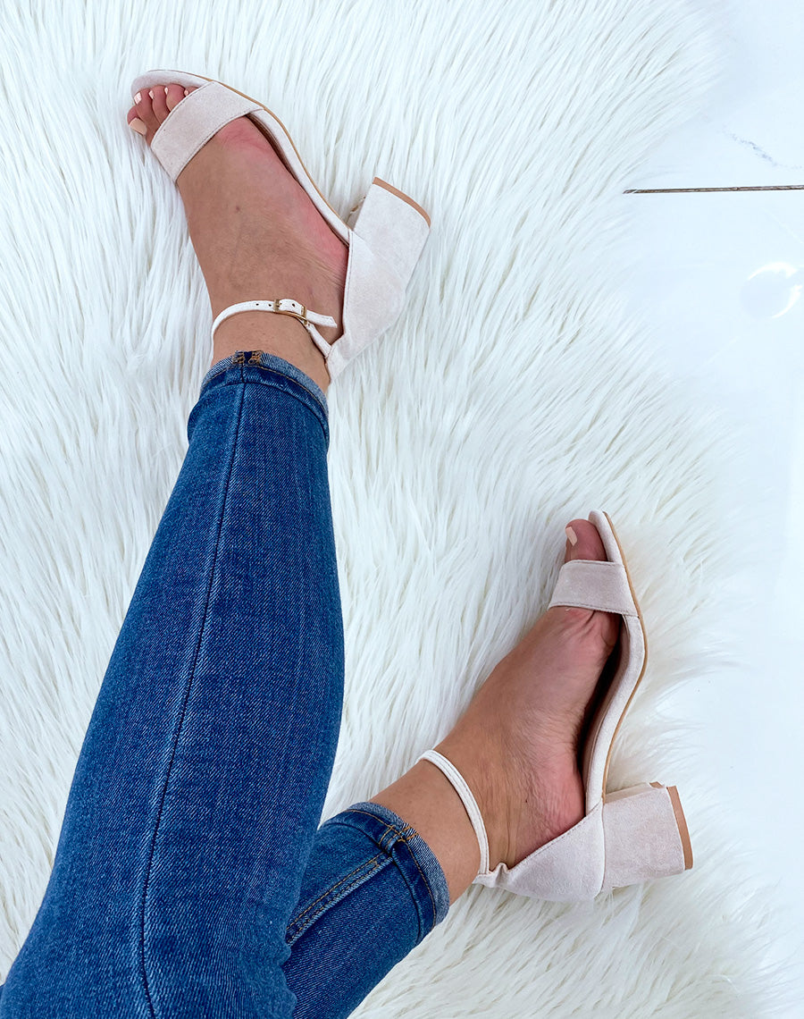 Sandales beiges en suédine à talon carré