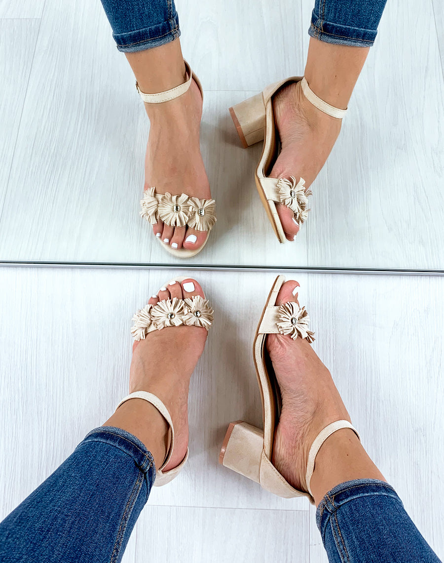 Sandales beiges en suédine à talon carré et bride cloutée