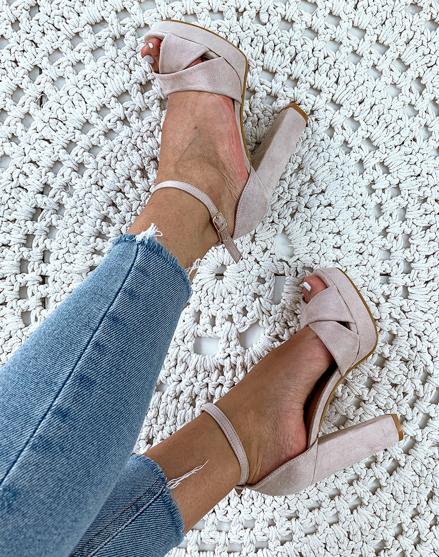 Sandales beiges en suédine à talon carré et à plateforme