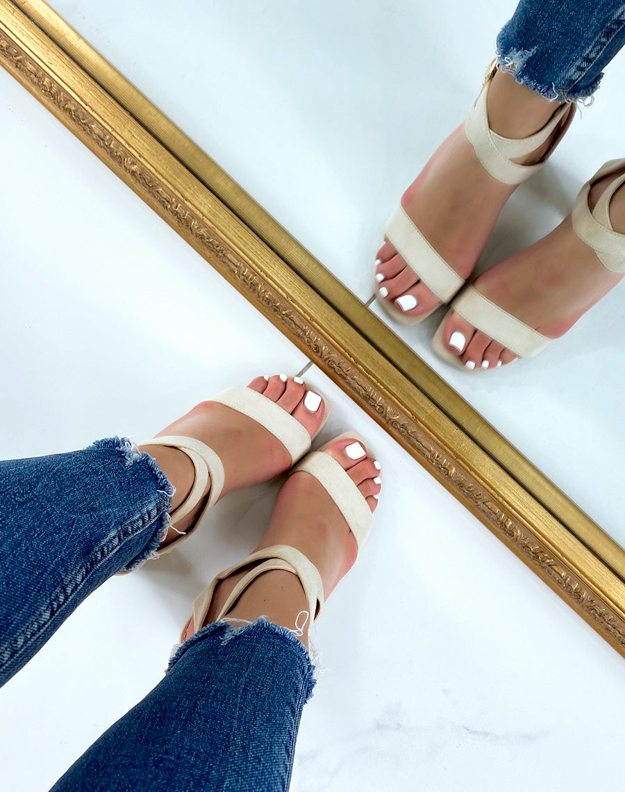 Sandales beiges en suédine à talon et brides entrecroisées