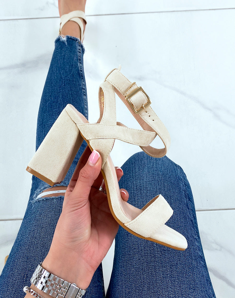 Sandales beiges en suédine à talon et brides entrecroisées