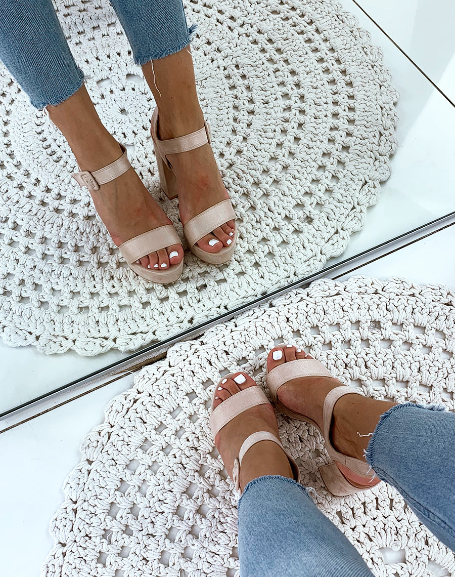 Sandales beiges en suédine à talon et à plateforme épaisse