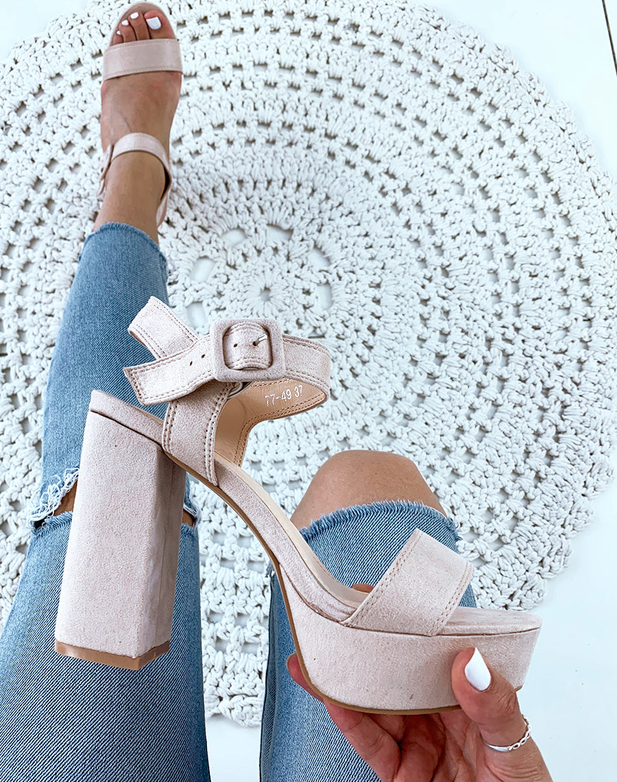 Sandales beiges en suédine à talon et à plateforme épaisse