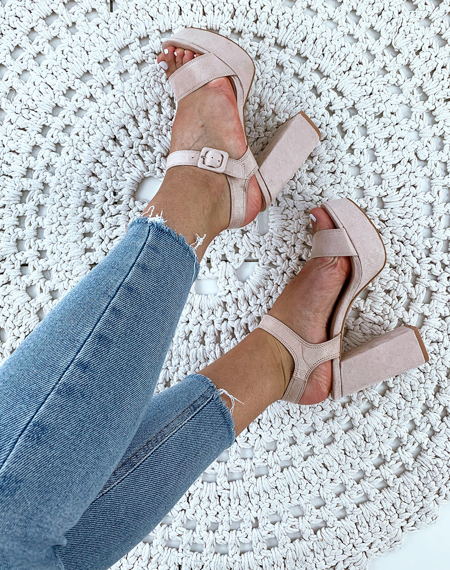 Sandales beiges en suédine à talon et à plateforme épaisse