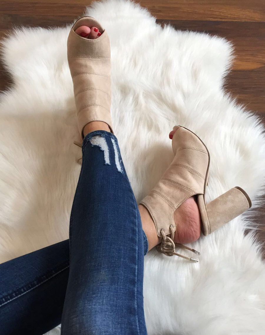 Sandales beiges en suédine à talons ronds