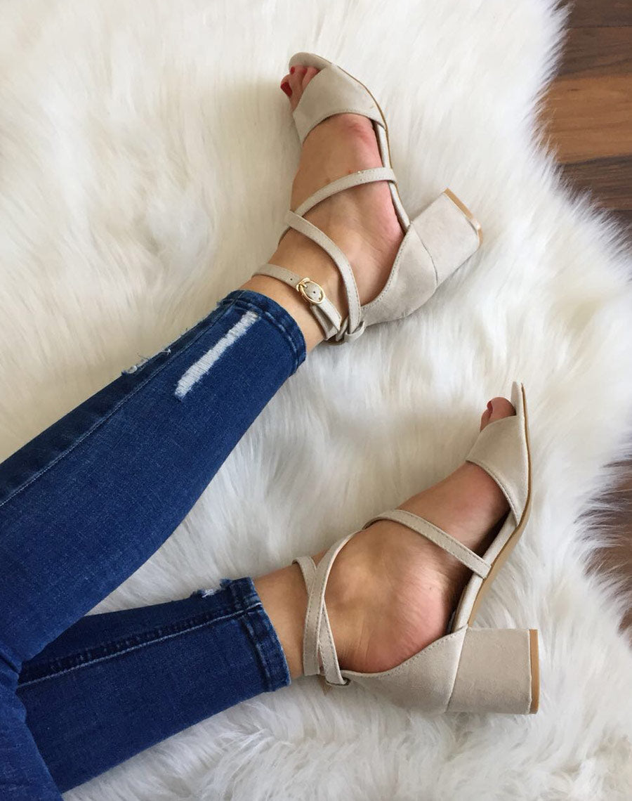 Sandales beiges entrelacées