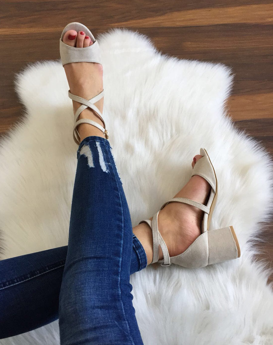 Sandales beiges entrelacées