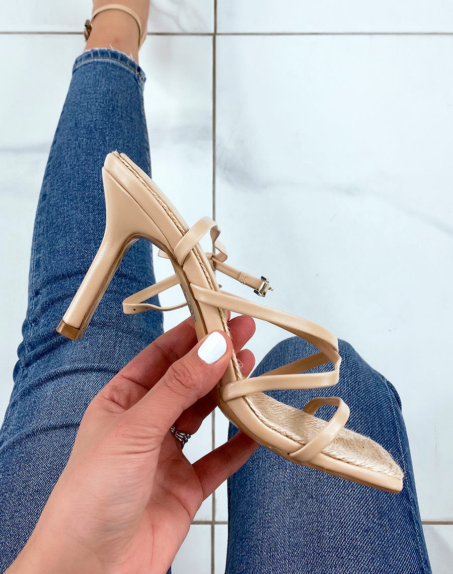 Sandales beiges à fine bride et intérieur toile de jute et talon aiguille