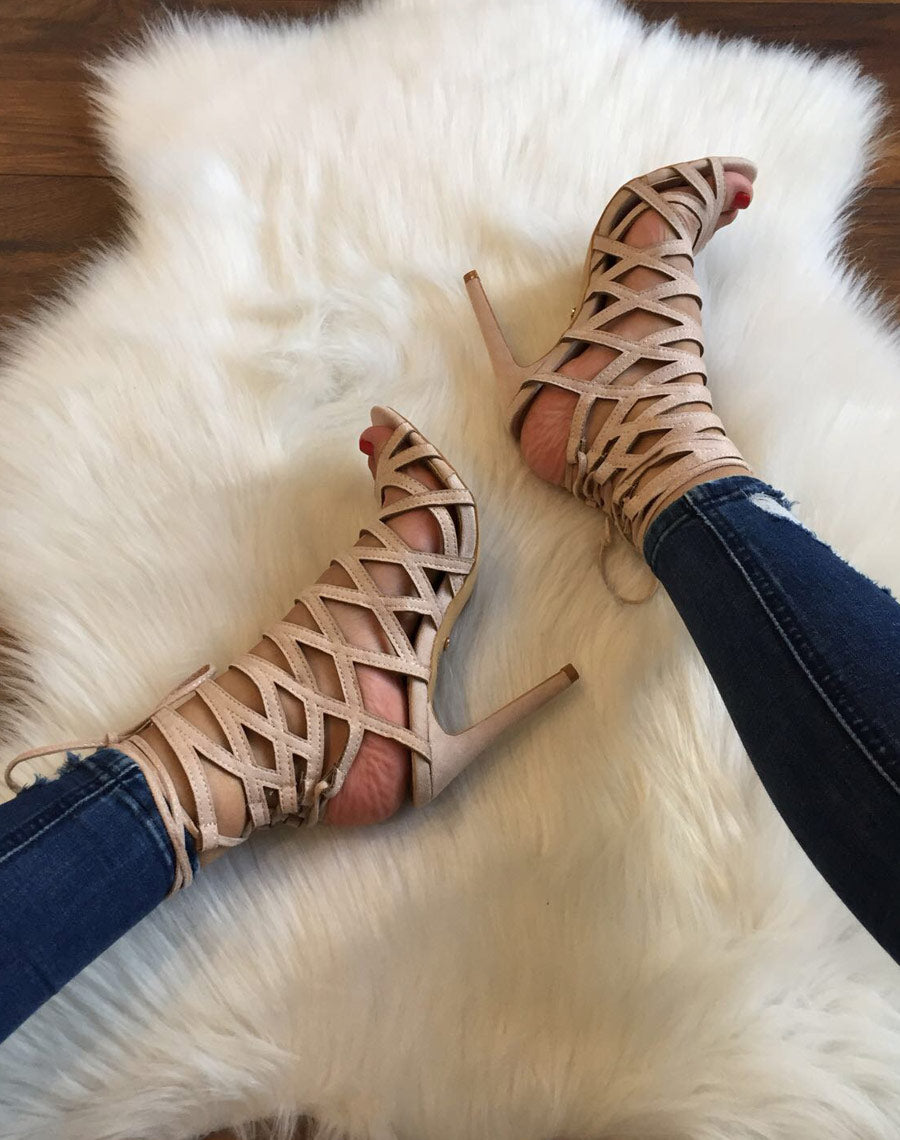 Sandales beiges à lacets et lanières croisées