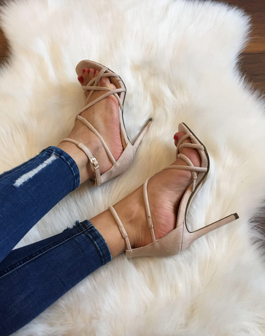 Sandales beiges lanières croisées et à talons aiguilles
