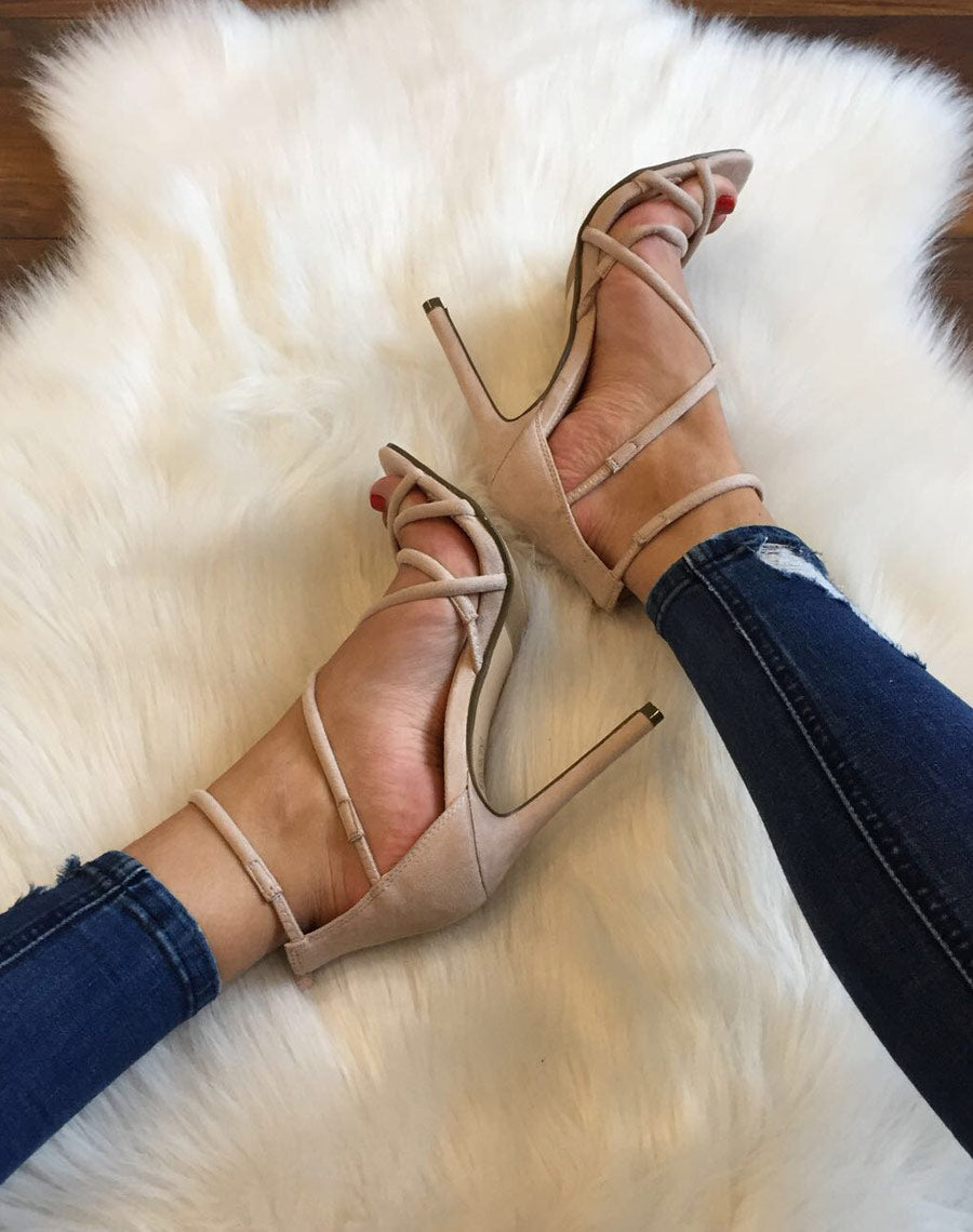 Sandales beiges lanières croisées et à talons aiguilles