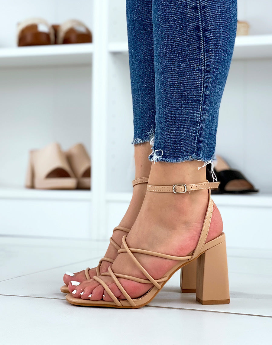 Sandales beiges à lanières entrecroisées et talon épais
