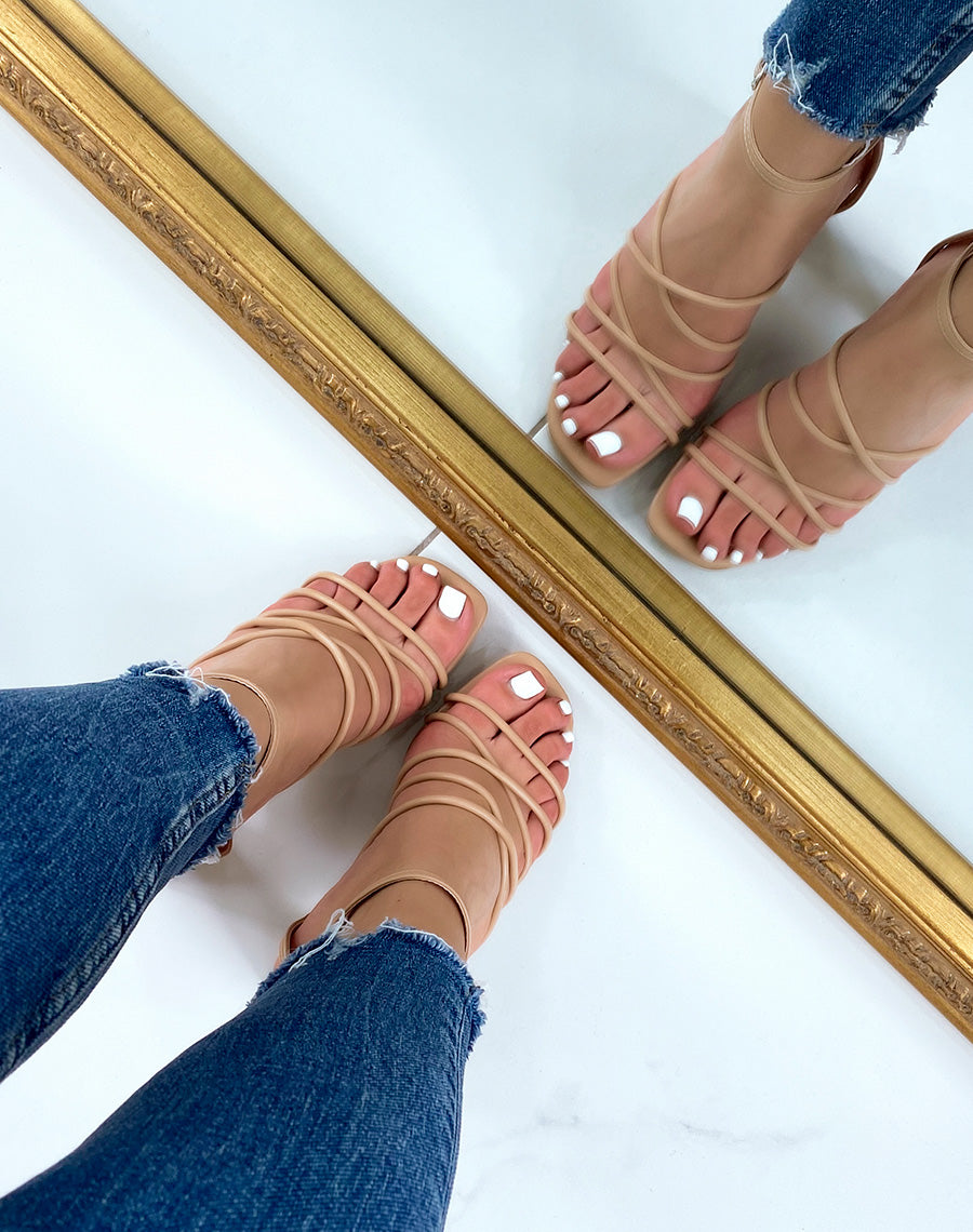 Sandales beiges à lanières entrecroisées et talon épais