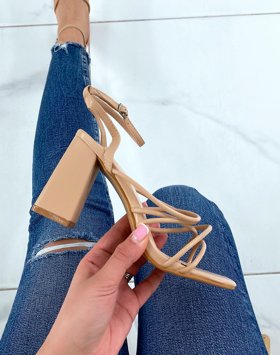 Sandales beiges à lanières entrecroisées et talon épais