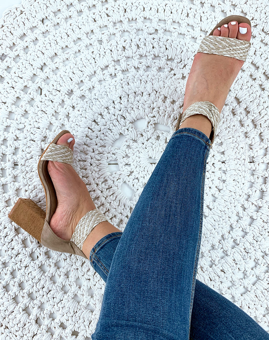 Sandales beiges à lanières fantaisies et à talons carrés