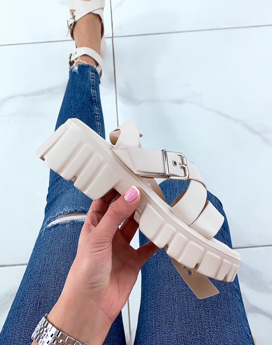 Sandales beiges à lanières épaisses et semelle crantée