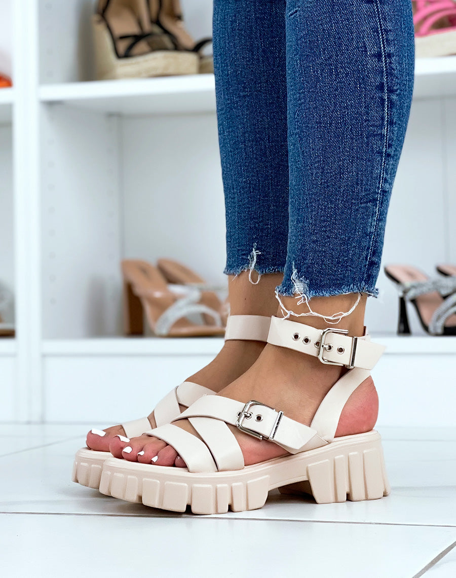 Sandales beiges à lanières épaisses et semelle crantée