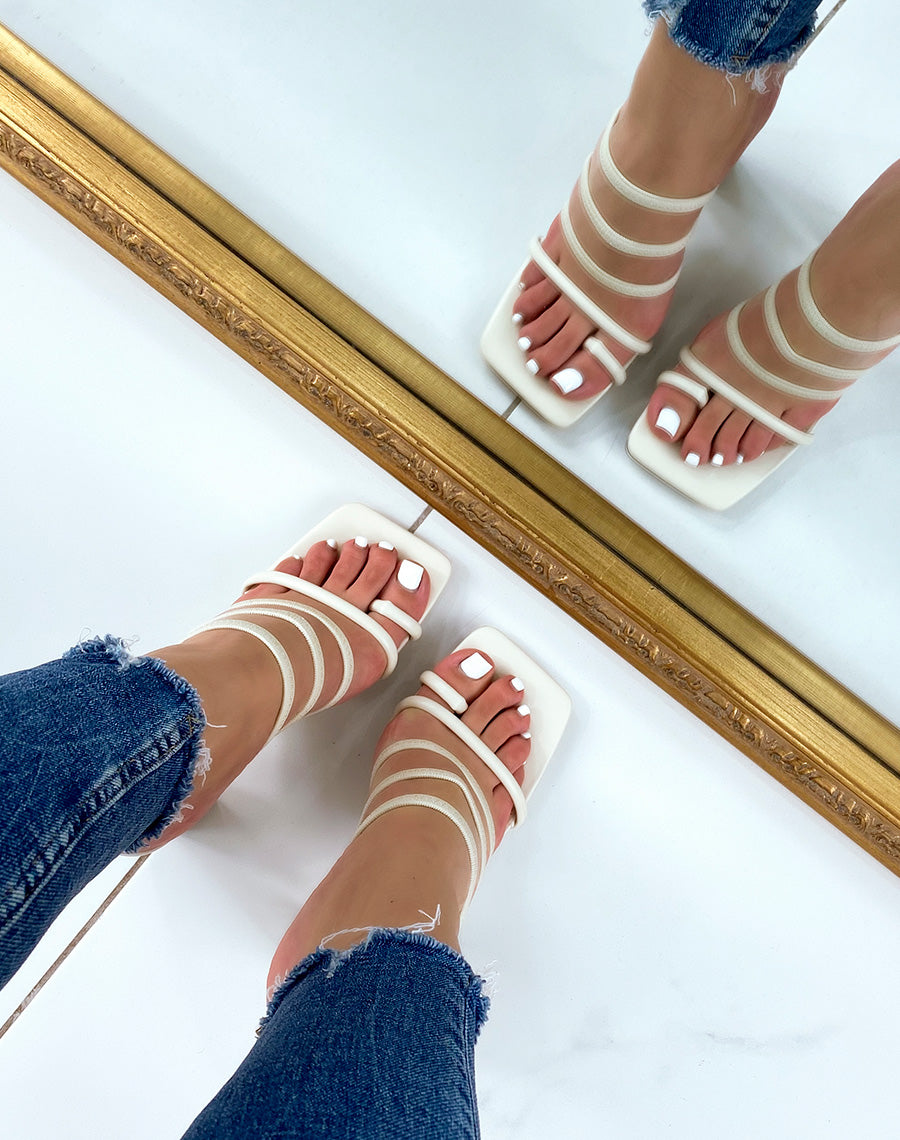 Sandales beiges à lanières à talon haut et boucle d’orteil