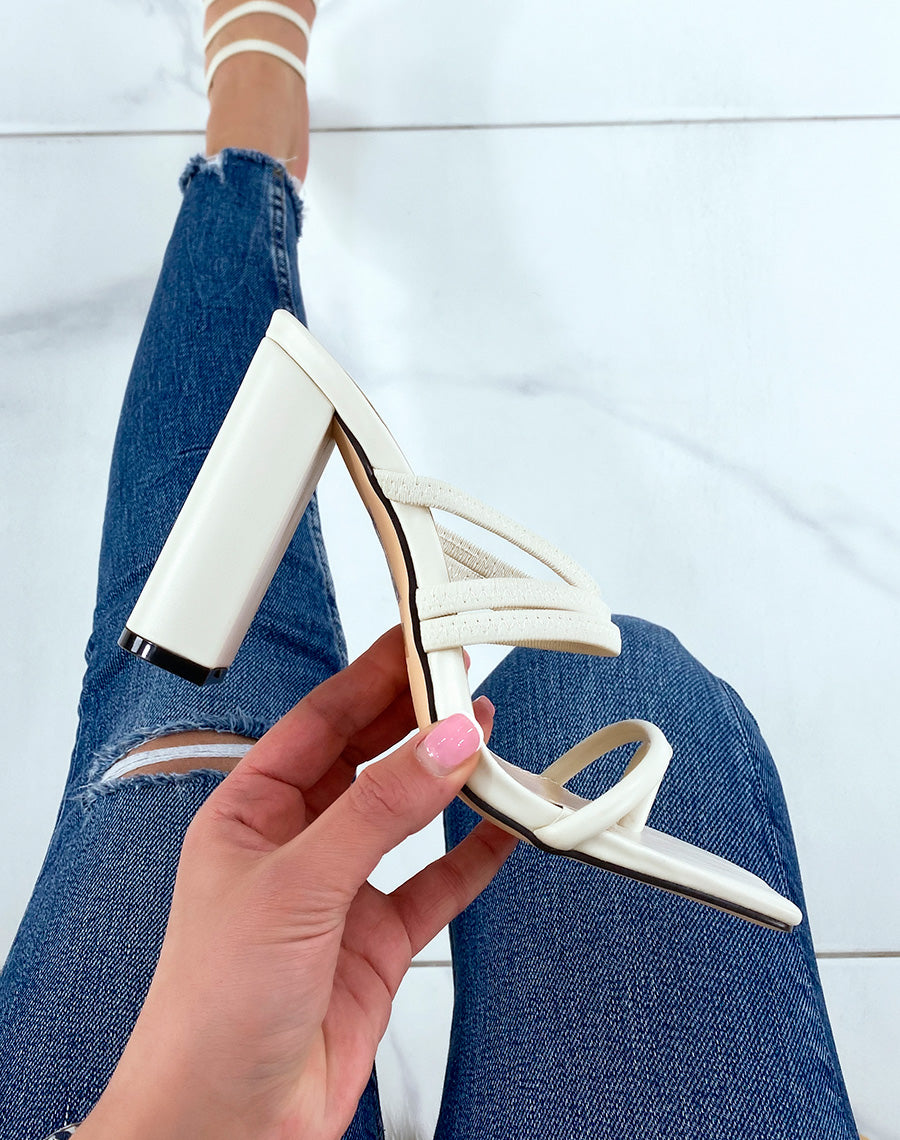 Sandales beiges à lanières à talon haut et boucle d’orteil