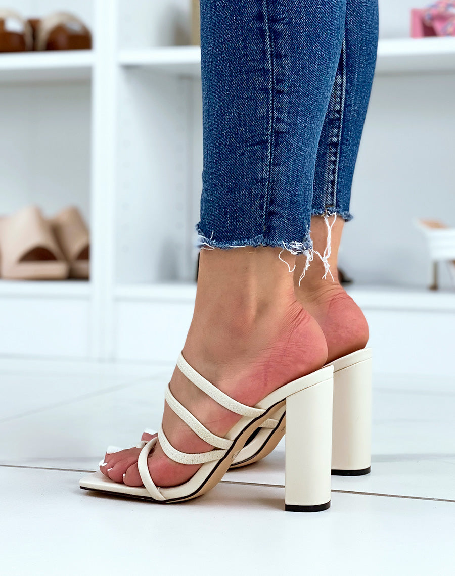 Sandales beiges à lanières à talon haut et boucle d’orteil