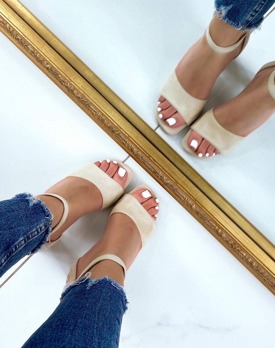 Sandales beiges à large bride épaisse et talon carré