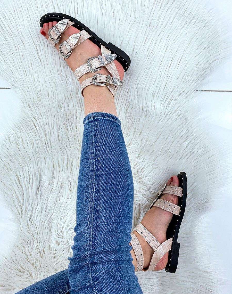 Sandales beiges à multiples brides ajustables cloutées