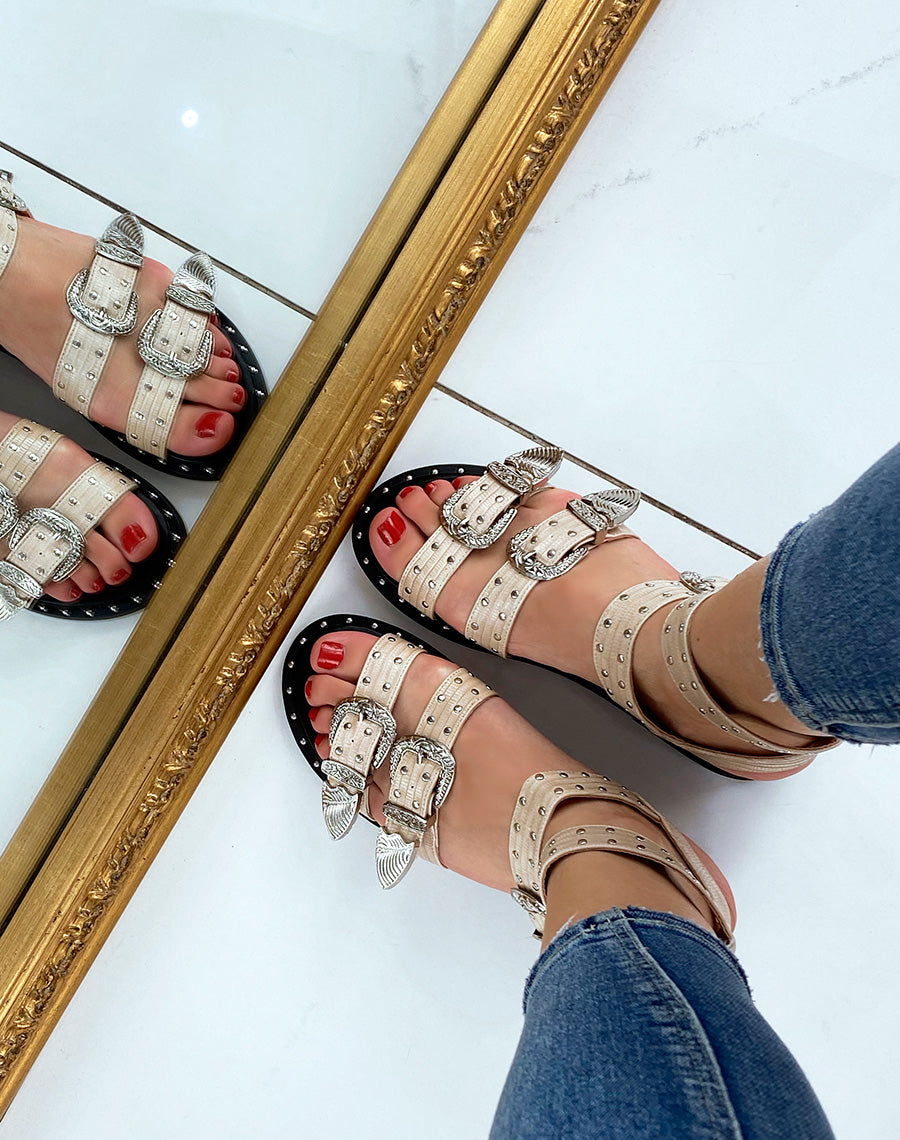 Sandales beiges à multiples brides ajustables cloutées