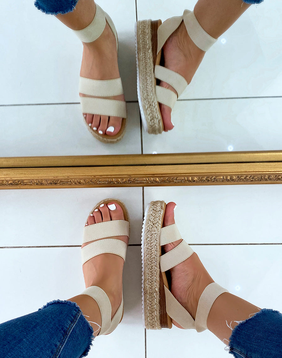 Sandales beiges à multiples brides et semelle en jute