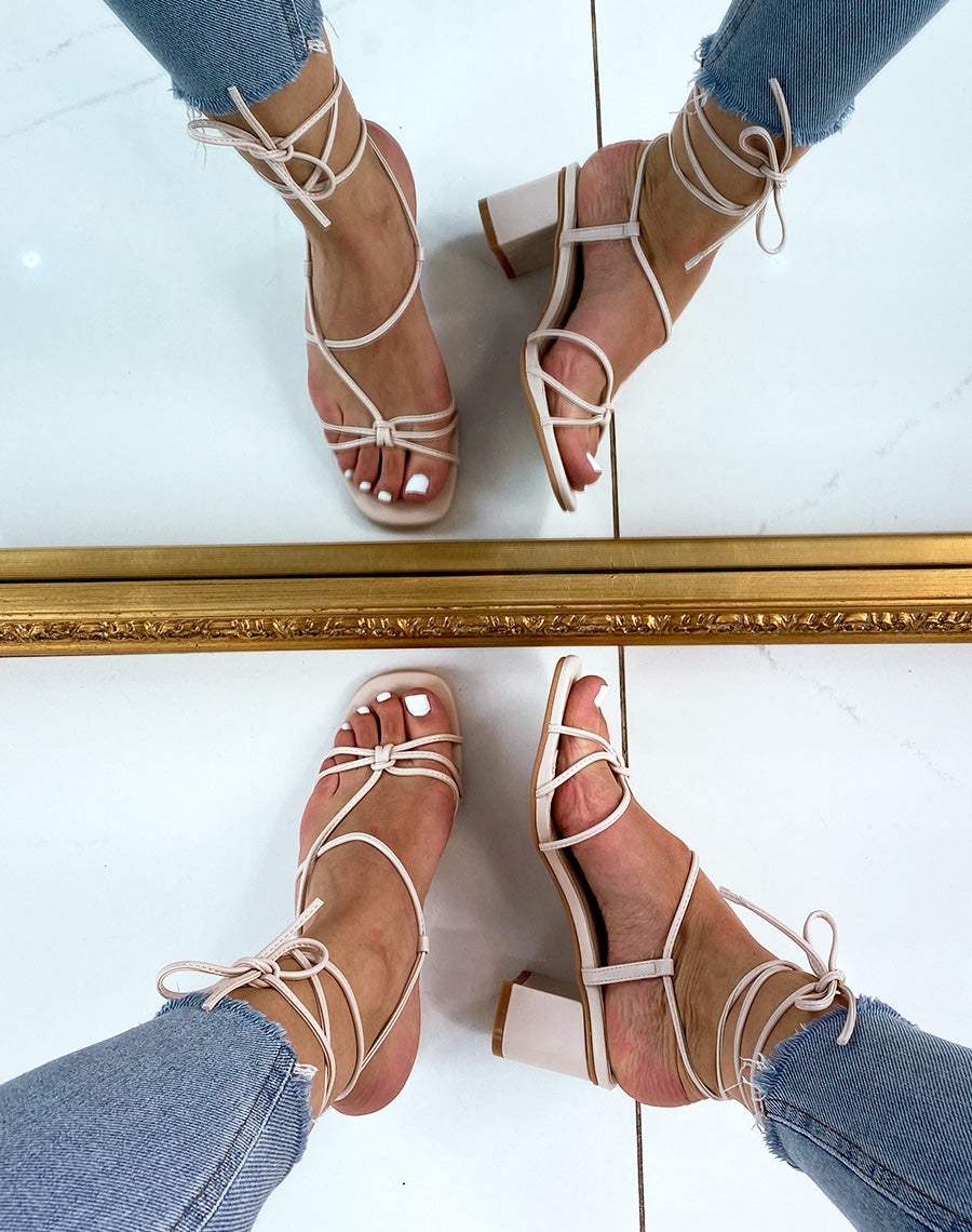 Sandales beiges à petit talon et multiples lanières