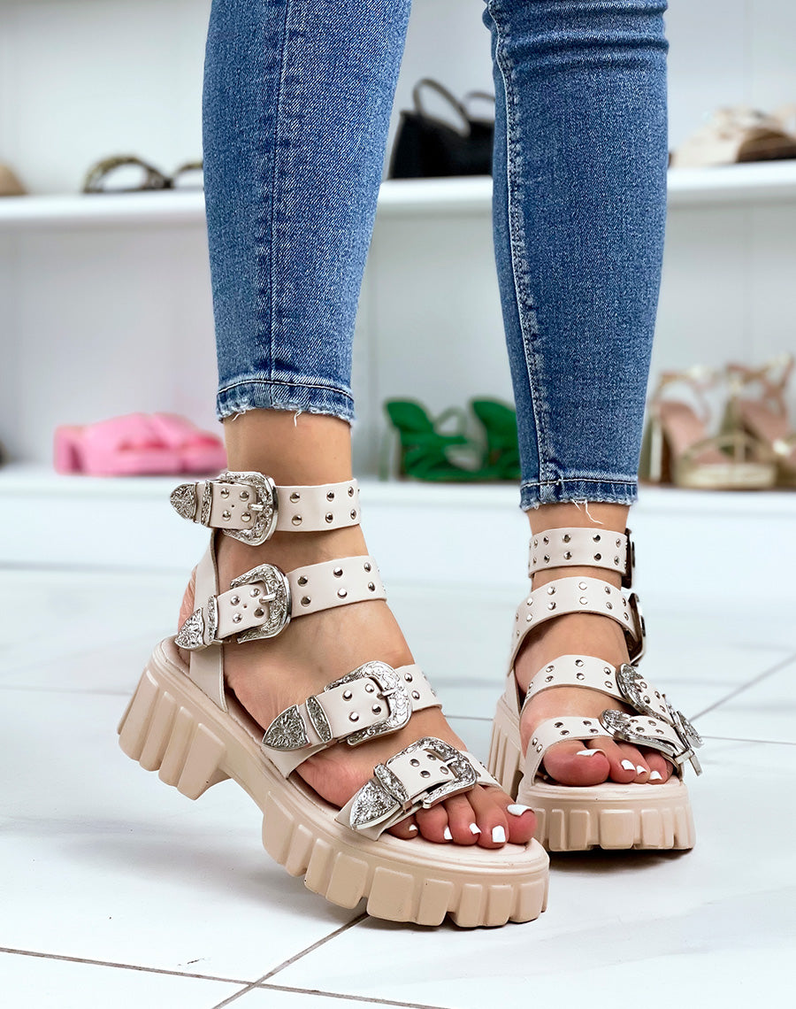 Sandales beiges à petit talon et multiples lanières et détails argentés