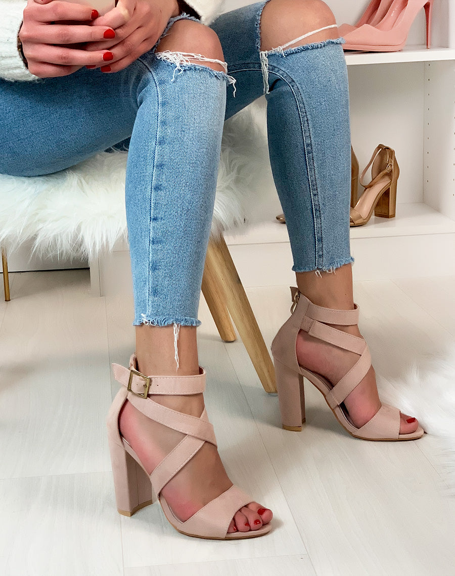 Sandales beiges à talon carré en suédine