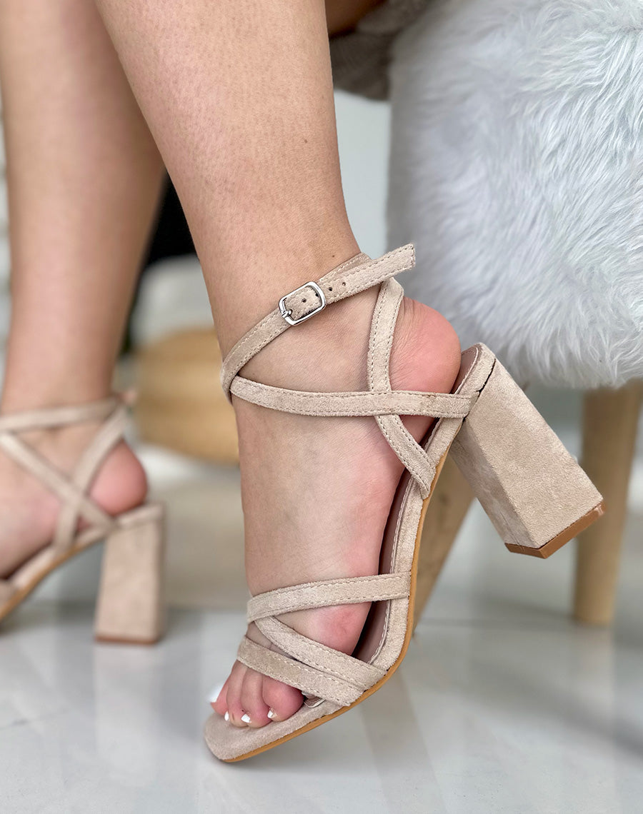 Sandales beiges à talon carré en suédine