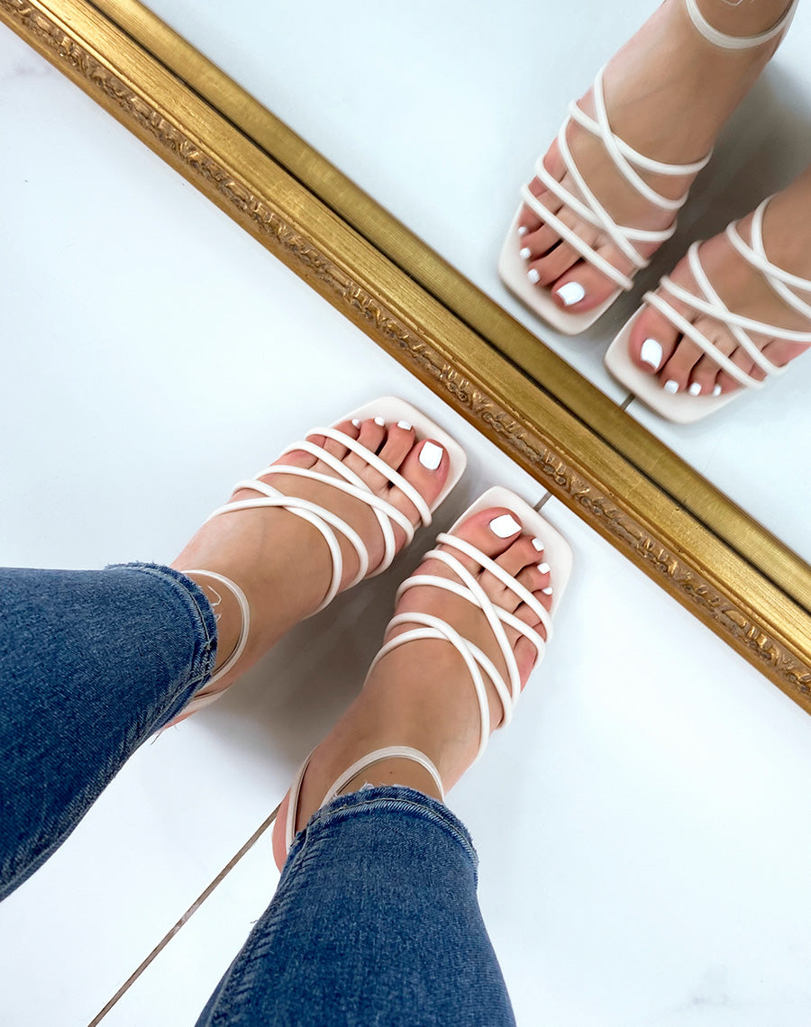 Sandales beiges à talon carré et multiples lanières fines