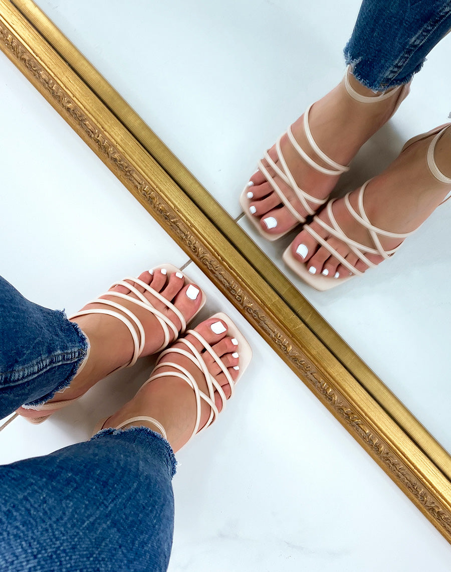 Sandales beiges à talon et multiples lanières